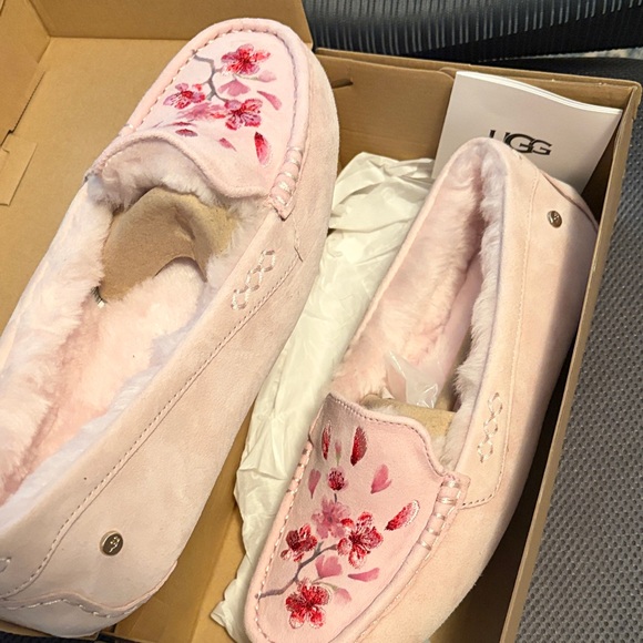 UGG Women's Light Pink Floral Slippers - Picture 5 of 6